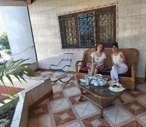 un hombre y una mujer sentados en un sofá en Alojamiento CASA LUNA, en Iquitos