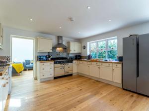 Kuchyň nebo kuchyňský kout v ubytování 5 Bed in Yarmouth 85286