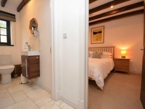 オックスウィッチにある4 Bed in Oxwich 74984のベッドルーム(ベッド1台、シンク、トイレ付) +19枚の写真