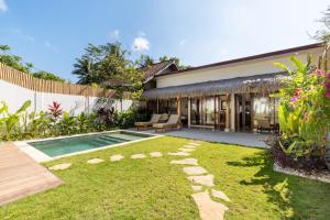 Hồ bơi trong/gần Villa Surgawi