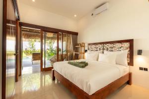 Giường trong phòng chung tại Villa Surgawi