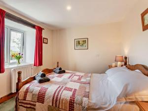 a bedroom with a bed with two stuffed animals on it at 2 Bed in Kirby Stephen SZ265 in Ravenstonedale