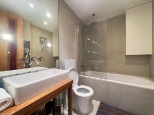 Koupelna v ubytování The Kensington Luxe Suites + 19 fotografií