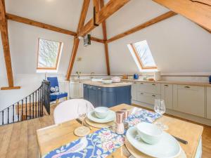une salle à manger avec une table et une cuisine dans l'établissement 1 Bed in Bideford 76894, à Buckland Brewer