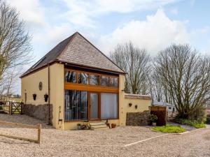 Cette petite maison dispose d'une grande fenêtre. dans l'établissement 1 Bed in Bideford 76894, à Buckland Brewer