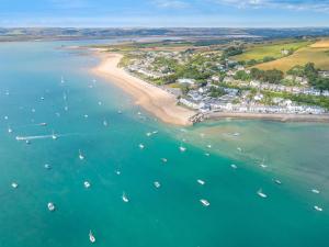 une vue aérienne d'une plage avec des bateaux dans l'eau dans l'établissement 1 Bed in Bideford 76894, à Buckland Brewer