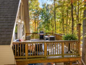 BellaireCozy A-frame Cabin At Schuss Mt -3mins To Ski Lift的大型木制甲板上设有烧烤架