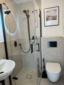 Et badeværelse på Ferienhaus Weststrandhaus Großenbrode + 13 billeder