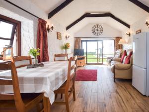 une cuisine et une salle à manger avec une table et des chaises dans l'établissement 2 Bed in Rhossilli 89302, à Rhossili