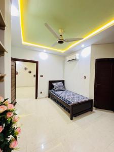 Camera con letto e soffitto di 4 bed apartment a Peshawar