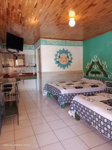 une chambre avec deux lits et une table dans l'établissement Paraiso del bosque, à Creel