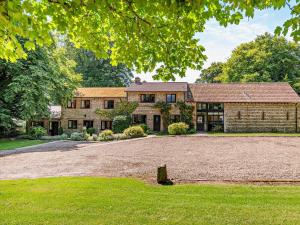 una antigua casa de piedra con una gran entrada en 3 Bed in Dorchester 92415, en Frome Vauchurch