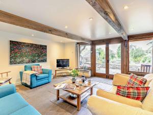 a living room with blue couches and a tv at 2 Bed in Baslow PK801 in Barlow