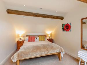 a bedroom with a bed and a mirror at 2 Bed in Baslow PK801 in Barlow