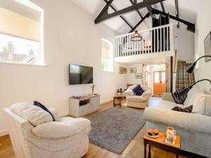 un salon avec deux chaises et une télévision dans l'établissement 2 Bed in Fordingbridge 56823, à Woodgreen