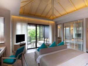 Μια τηλεόραση ή/και κέντρο ψυχαγωγίας στο Pullman Phuket Arcadia Naithon Beach