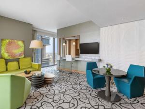 un soggiorno con un divano, un tavolo e delle sedie di Sofitel Dubai Downtown a Dubai