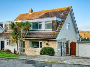 una casa blanca con un techo naranja en 3 Bed in Swanage 77624, en Swanage