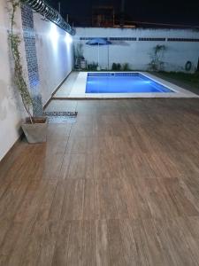 an empty swimming pool with a wooden floor at Residencial Lapacho in Luque