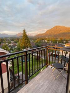 un balcon avec vue sur les montagnes dans l'établissement The Golden Sky Sanctuary at the Algonquin Residence, à Prince Rupert