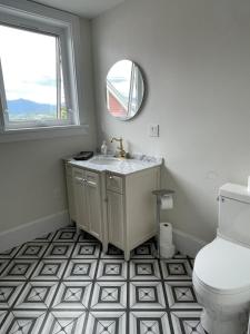 une salle de bain avec un lavabo et des toilettes dans l'établissement The Golden Sky Sanctuary at the Algonquin Residence, à Prince Rupert 35 autres photos