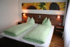 Un pat sau paturi într-o cameră la Stadthotel Bernstein
