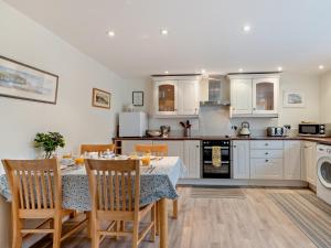 Dapur atau dapur kecil di 2 bed in Southrepps KT052