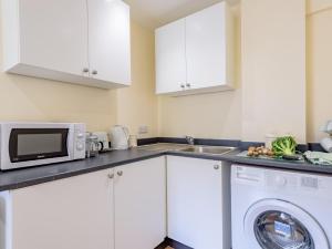Kuchyň nebo kuchyňský kout v ubytování 1 bed property in Woodbridge 72641