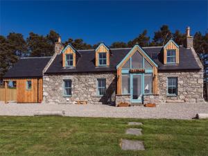 an old stone house with a front yard at 4 Bed in Grantown on Spey CA027 in Grantown on Spey