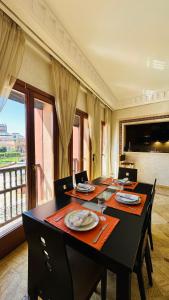 O zonă de relaxare la Heart of Marrakech Chic & Central Gueliz Apartment - Free parking +14 fotografii