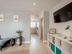 sala de estar con TV en la pared en 2 Bed in Mundesley 83314, en Mundesley