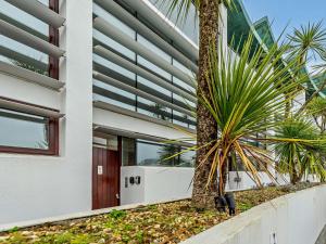 eine Palme vor einem Gebäude in der Unterkunft 1 Bed in Westward Ho NASEA in Westward Ho