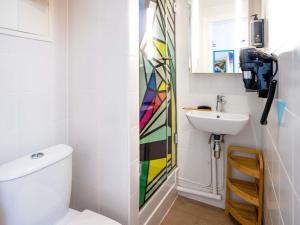 ein Badezimmer mit Toilette und Waschbecken in der Unterkunft ibis Styles Paris Maine Montparnasse in Paris + 66 Fotos