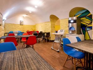 ein Restaurant mit Tischen und Stühlen in einem Raum in der Unterkunft ibis Styles Paris Maine Montparnasse in Paris