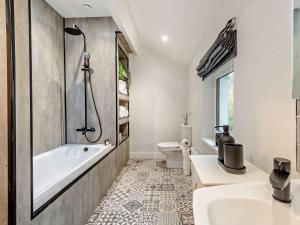 Un baño con bañera, inodoro y lavabo. en 2 Bed in Maryport 91132, en Dearham 26 fotos más