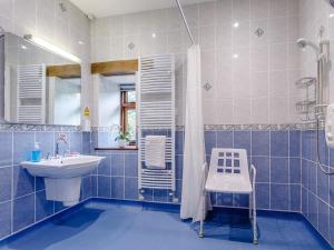 Oakfordにある5 Bed in Bampton GRACIの青いタイル張りのバスルーム(シンク、シャワー付) +22枚の写真