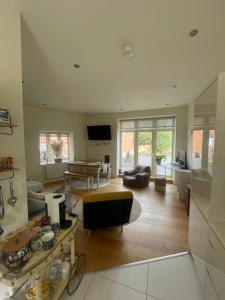 Nhà bếp/bếp nhỏ tại Boho Bliss in Towcester