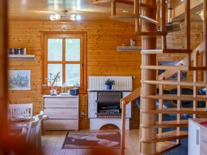 Una cabaña de madera con estufa y escalera de caracol. en Sternenchalet, en Liebenfels