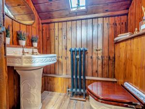 La salle de bains est pourvue d'un lavabo, de toilettes et de murs en bois. dans l'établissement 1 Bed in Barrow-in-Furness 91590, à Barrow-in-Furness 5 autres photos