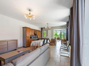 una sala de estar con un sofá y una mesa en Quanto A, en Glabbeek