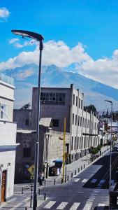 a street light on a city street with mountains in the background at La Casona de Jerusalen in Arequipa