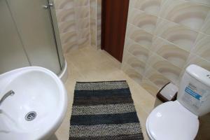 een badkamer met een wastafel en een toilet bij Satti in Zharkent +32 foto's