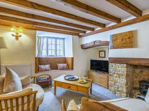 バートン・ブラッドストックにある2 Bed in Burton Bradstock DC148のソファと暖炉のあるリビングルーム