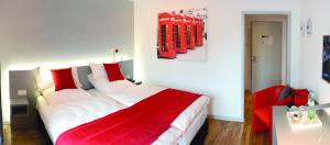 Uma cama ou camas num quarto em Amel Mitte Bed & Breakfast