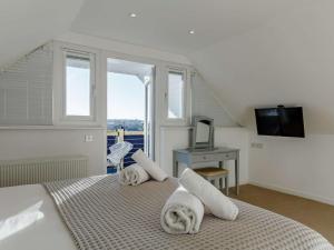 a bedroom with a bed with towels on it at 4 Bed in Newquay 90325 in Newquay