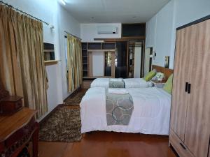 ナイヤンビーチにあるSuwita Houseのベッドルーム1室(ベッド2台、ドレッサー付)