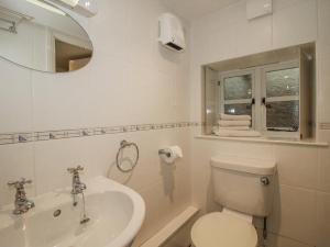 Et badeværelse på Wash House Cottage + 25 billeder