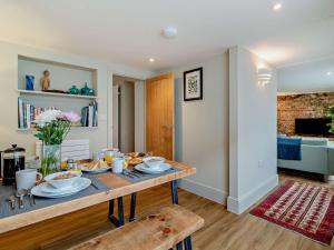 una sala de estar con una mesa con comida. en 3 Bed in Fakenham 90681, en Fakenham