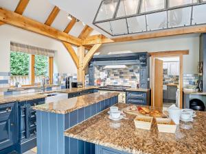 Η κουζίνα ή μικρή κουζίνα στο 6 Bed in Kings Lynn 90964