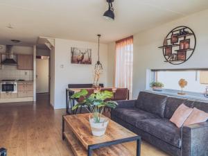 UitgeestにあるBusch en Damのソファとテーブルのあるリビングルーム